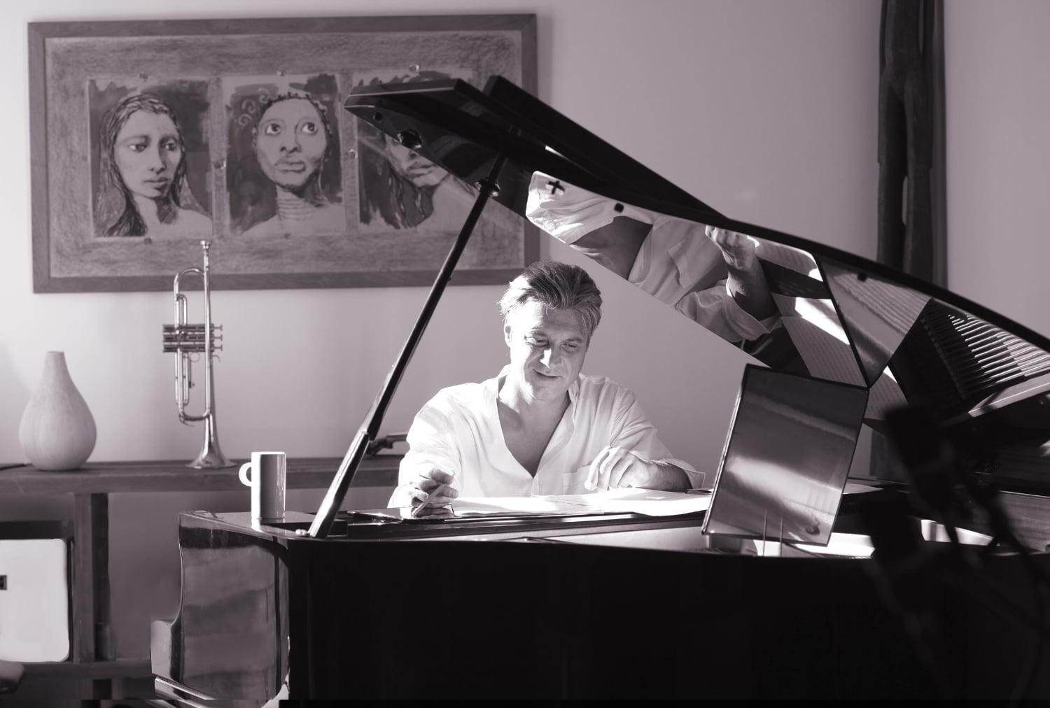Au piano
